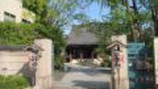 門柱の両脇の提灯に惹かれました