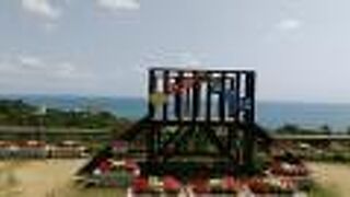 がんじゅう駅と南城地域物産館の建物の奥