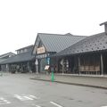 魚介類を販売する店や飲食店がある総合施設