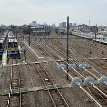 昼間の電車庫の眺め