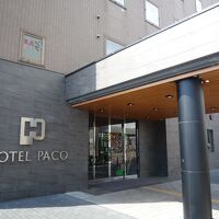 シャープな印象をもる正面エントランス