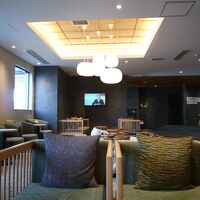 １階　木の温もりを感じるロビー