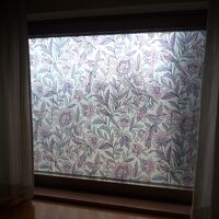 問題の窓に貼られた目隠しシール？
