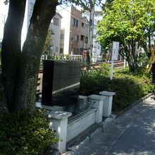 下流の南側からの歌碑。春の小川は左の小田急線路との間。