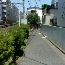 春の小川が暗渠化された歩道。左の小田急が参宮橋駅に登っていく