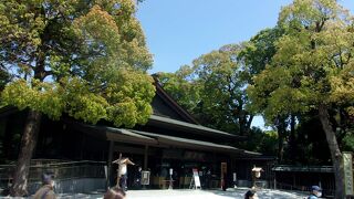 拝殿の東に建つ神楽殿は、祈祷所として賑わっている。