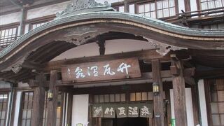 竹瓦温泉　とてもレトロな建物。