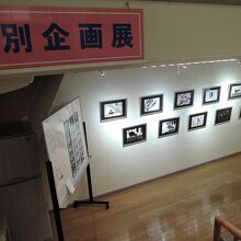 地下では特別企画展の準備中