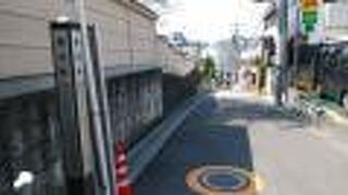 寺院が並ぶ急な坂道