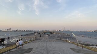 木製のくじらの背中