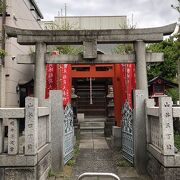 石の上の小さな祠　