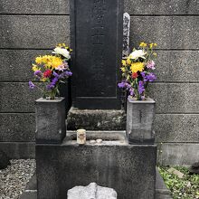 吉田松陰の墓石に手向けられたきれいな花