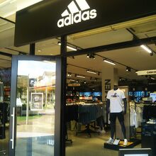 アディダス