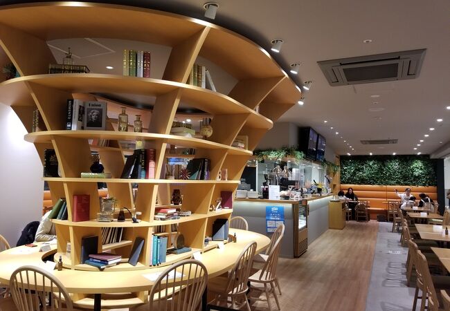 エロイーズカフェ 横浜ハンマーヘッド店