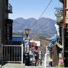 石段両側に色々なお店が並ぶ