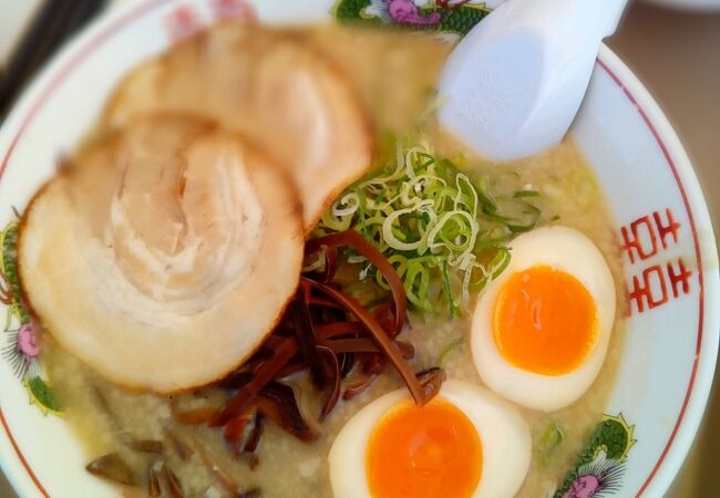 テラス席にて本場の博多ラーメンを