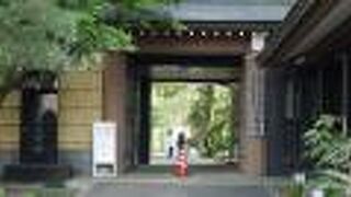 美術館がある緑の多いお寺