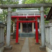 赤い鳥居が目立つ静かな神社