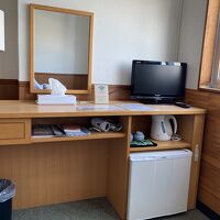 TV、冷蔵庫、ポット、お茶のティーバッグはある