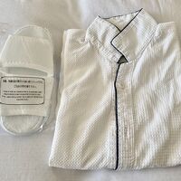 ガウン式の寝間着、使い捨てスリッパ