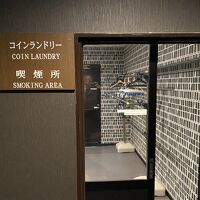 二階の喫煙室(奥はコインランドリー)