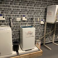 2階のコインランドリーは洗濯機2台、乾燥機1台