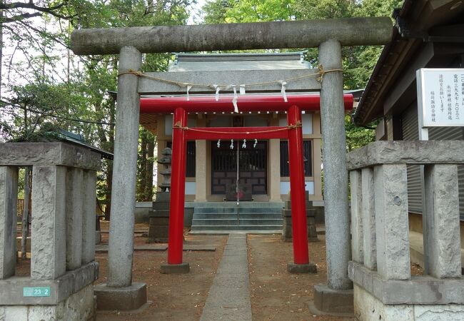 赤い鳥居が目立つ静かな神社