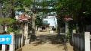 広い境内を有する静かな神社