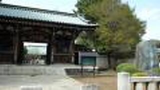 広い境内を有する古刹