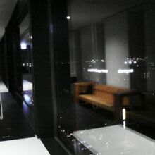 21時30分まで開いてて、ベンチもありゆっくり夜景楽しめます