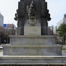 その下には首領の舞楽面