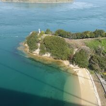 来島海峡大橋の上から見た手前の馬島と向こうの小島