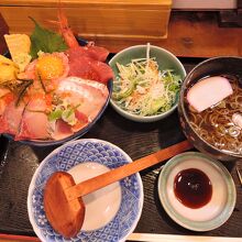 オーダーした並海鮮丼ランチ