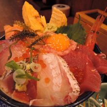 刺身が溢れかえる海鮮丼