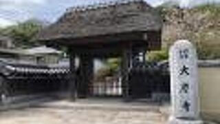 茅葺屋根の山門