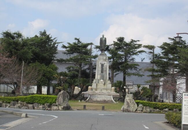 博物館横に