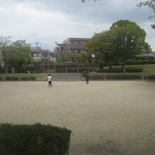 見たところはグラウンドを中心としたどこにでもある公園です。