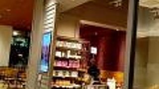 シンプルな広々とした店内にて