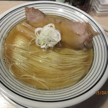センス良い盛り付けで食欲をそそる煮干しラーメン