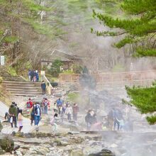 河原沿いにずっと人人人