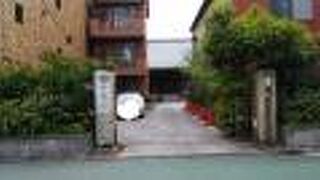 お寺の多い地域にある寺院