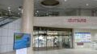 入口横のエスカレーター