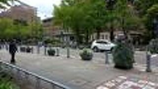 山下公園から横浜開口資料館を曲がり　日本大通りへ