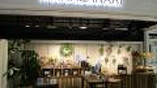 空港内のフラワーショップ