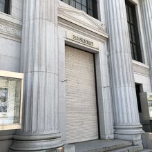 店舗入り口にあるシンボルの柱