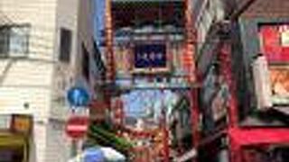 通りの両端に門がある