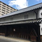 上部が白亜の建物