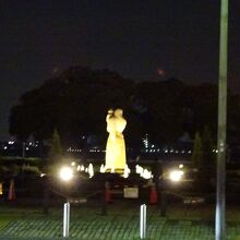 夜は、ライトアップされていて綺麗です