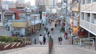 谷中銀座へ下りていく階段