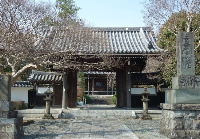 神社の隣に有るお寺